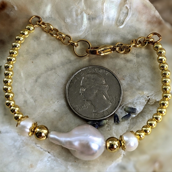 Large Baroque Pearl Centerpiece With Gold Ball Beads Bracelet - Picture 5 of 5